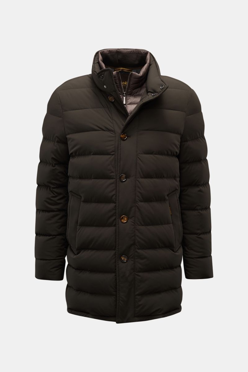 Moorer Daunenjacke 'Calegari' graubraun in Slim Fit, wasserabweisend, mit Stehkragen, fünf Knöpfen und Schräge Taschen, frontal fotografiert.