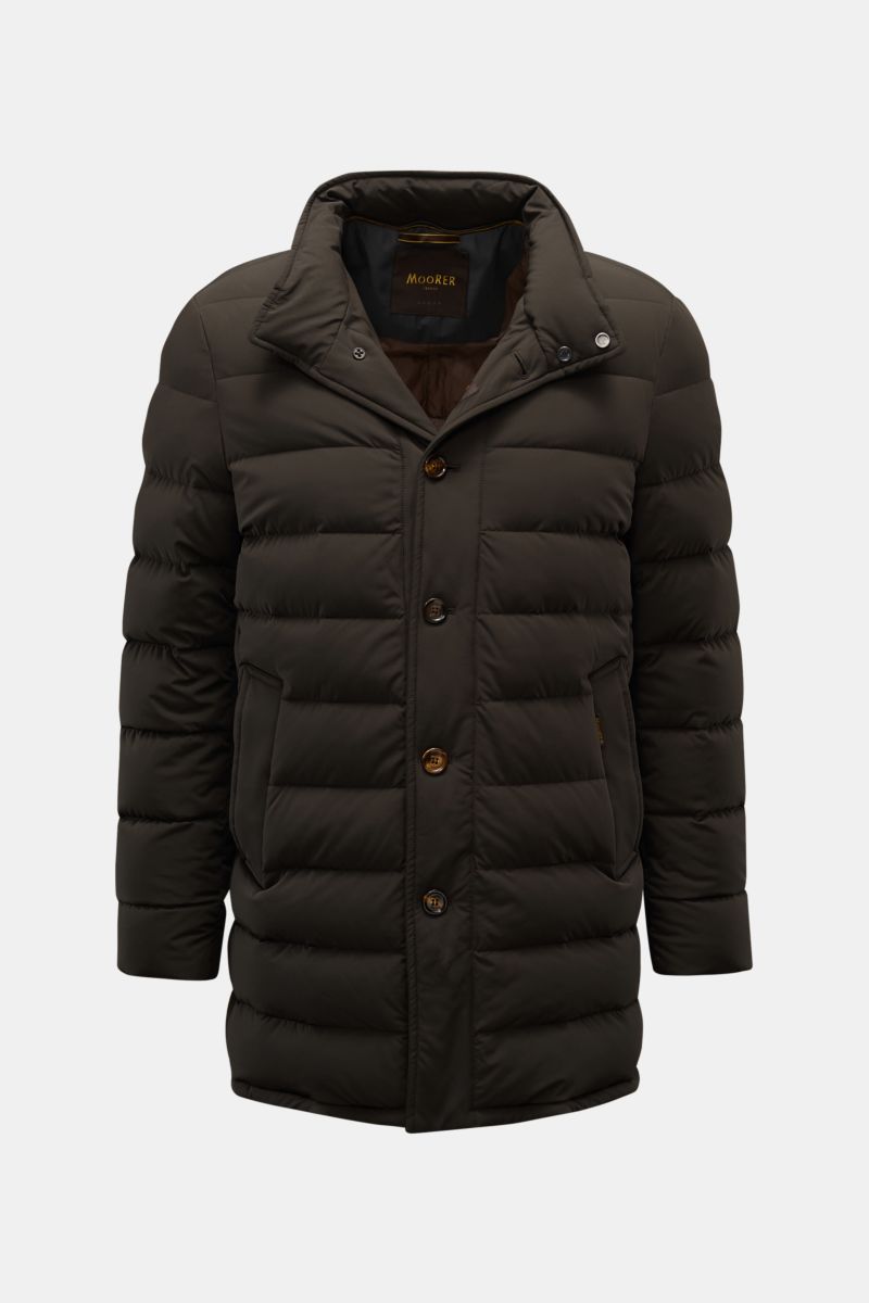 Moorer Daunenjacke 'Calegari' graubraun, frontale Ansicht, wasserabweisend, Slim Fit, Stehkragen, Microfaser, Gänsedaunenfüllung, Leistentaschen, fünf Knöpfe.