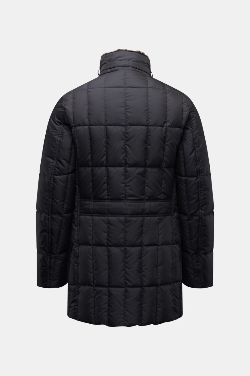 Rear view of the Moorer Down jacket 'Morris' navy, a luxurious double-breasted down jacket with checked quilted pattern, detachable fur collar, and slim fit.

Description: Stylish functionality from Italy: This luxurious double-breasted down jacket by 