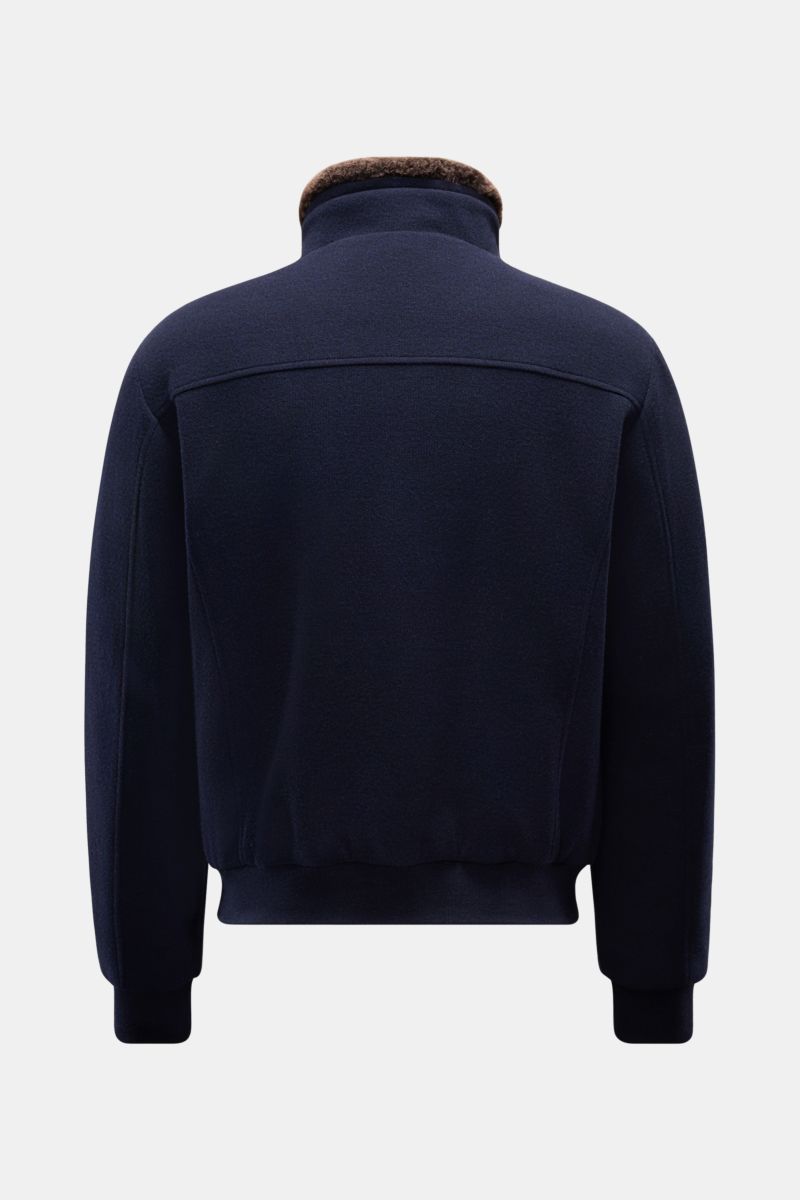 Rear view of Moorer Blouson 'Stazio' schwarz, a sporty, water-repellent microfiber jacket with hidden hood, slim fit, and light padding.

Description: Bei dem sportlichen Blouson 'Stazio' von MOORER handelt es sich um ein funktionales Jackenmodell aus 