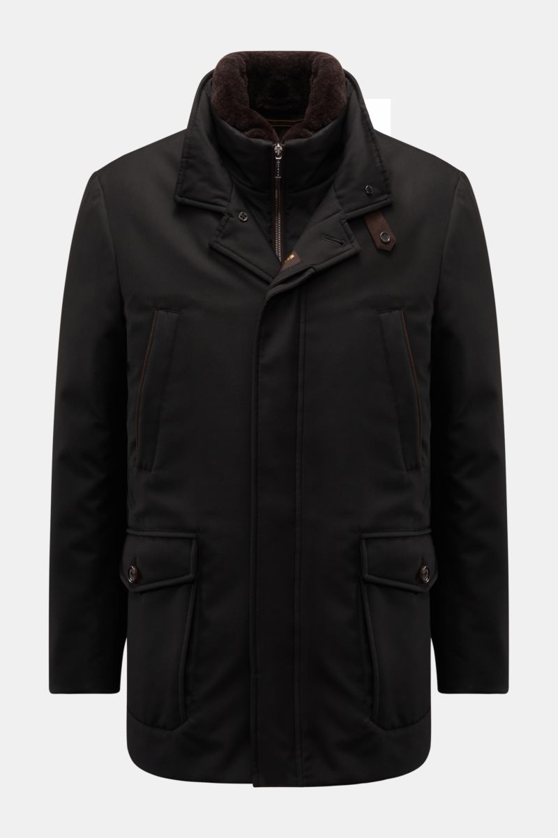 Front view of the Moorer Daunenjacke 'Drive Pum' schwarz, a stylish black down jacket with wind- and water-resistant microfiber and viscose blend, smooth touch, padded double front, warm down filling, slim fit, five-button placket, stand-up collar with bu