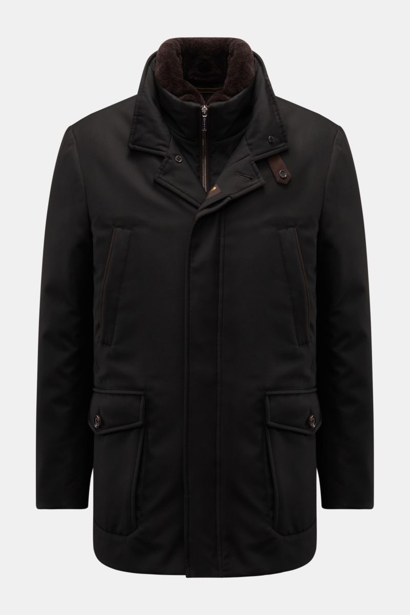 Moorer Daunenjacke 'Drive Pum' schwarz, frontal fotografiert, wind- und wasserabweisend, wattierte Double-Front, Stehkragen mit Knopfriegel, abnehmbarer Fellbesatz, vier Fronttaschen, Slim Fit, Daunenfüllung, Komfort bis –5 °C.