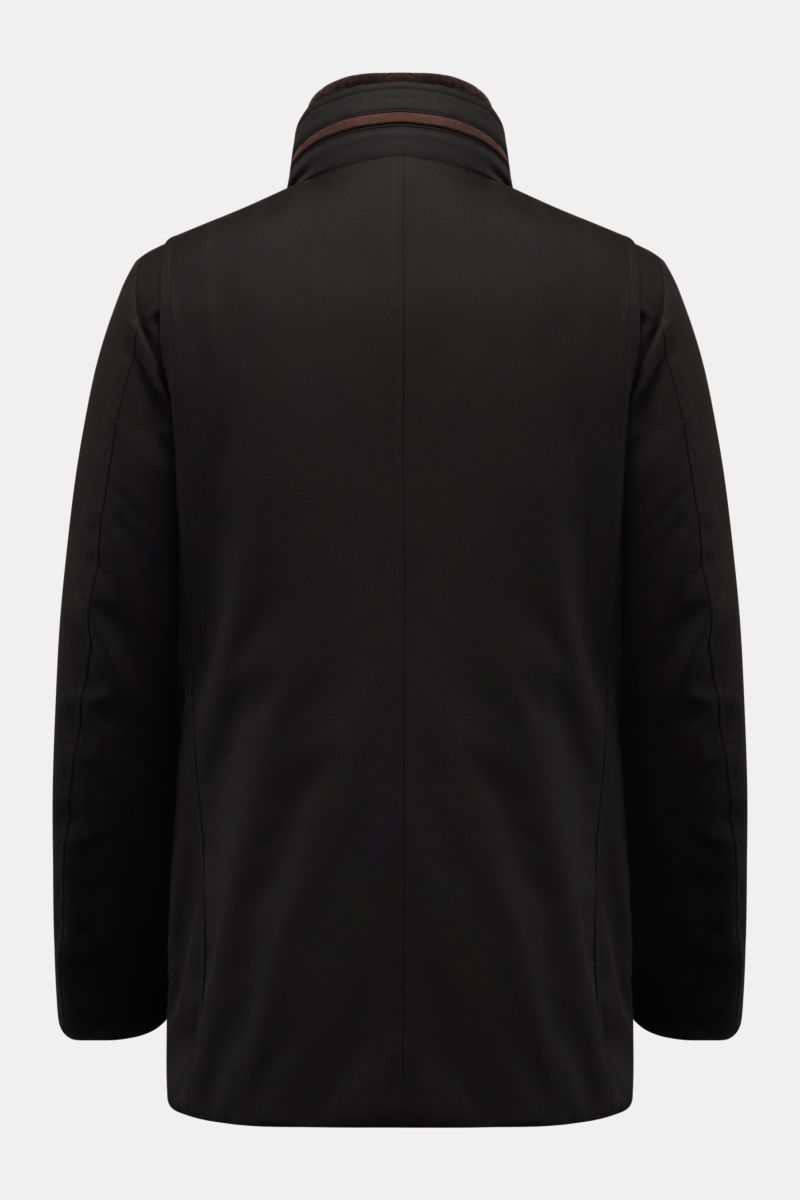 Moorer Daunenjacke 'Drive Pum' schwarz, Rückansicht, wind- und wasserabweisend, wattierte Double-Front, Slim Fit, Stehkragen mit Knopfriegel, abnehmbarer Fellbesatz, vier Fronttaschen, zwei Innentaschen, gefüttert.