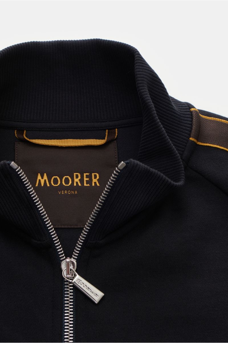 Moorer Sweatjacke 'Jaiden' dark navy, Nahaufnahme von oben, Sweat aus reiner Baumwolle, weicher Griff, Galonstreifen, Regular Fit, Raglanärmel, Zwei-Wege-Reißverschluss, Stehkragen, schräge Taschen mit Druckknopf, Weblabel, flexible Rippbündchen, softe In