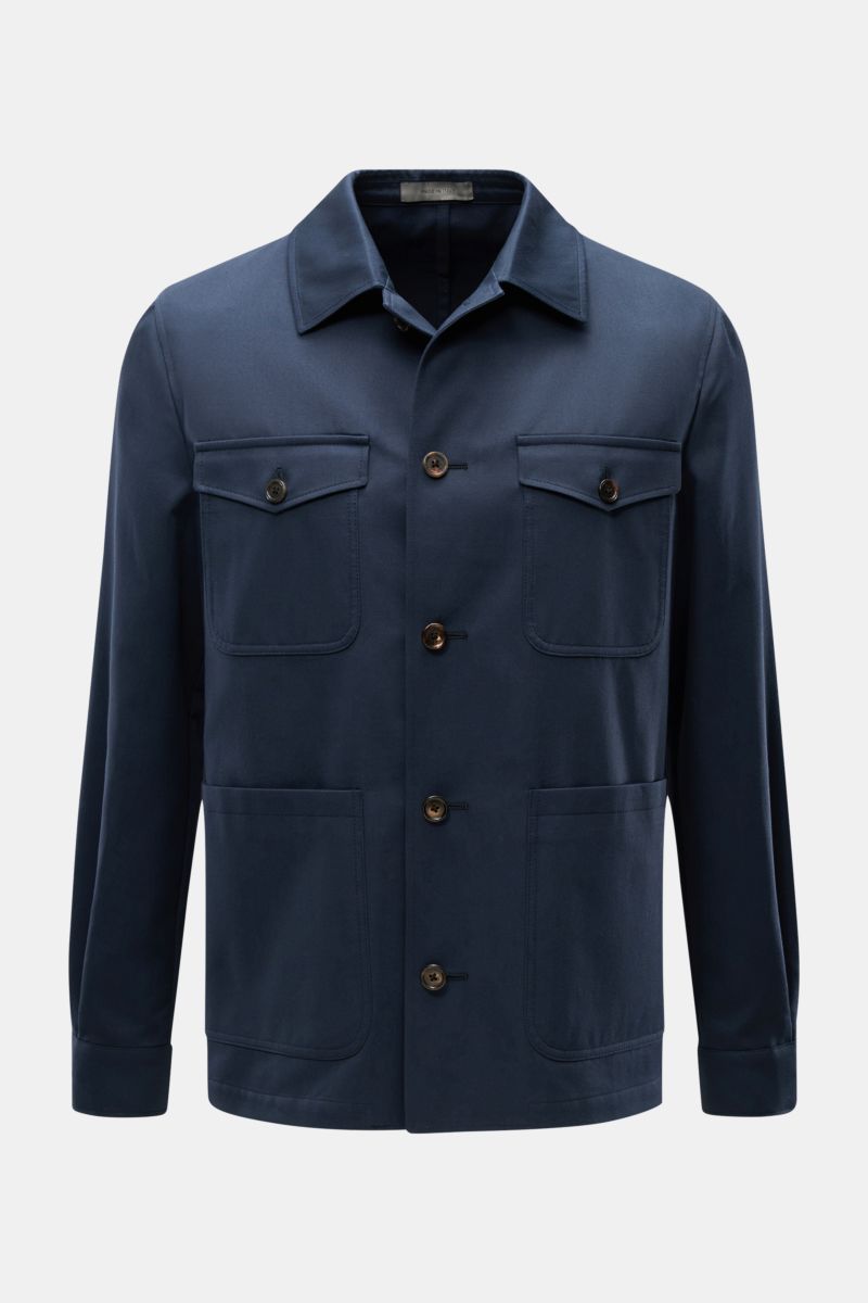 Corneliani Jacke navy, frontale Nahaufnahme, Slim Fit mit Umlegekragen, elastische Baumwolle, fünf Knöpfe, Brust- und Hüfttaschen, Manschetten.
