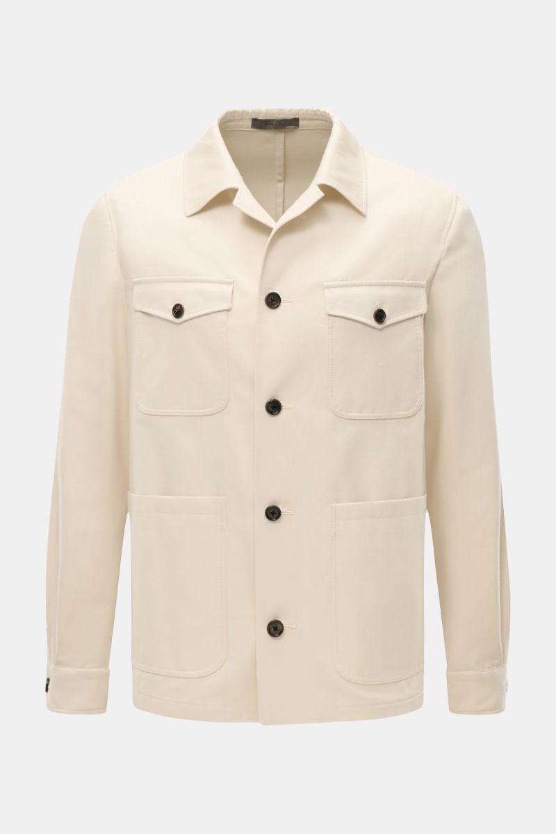 Corneliani Jacke creme aus elastischer Baumwolle, Slim Fit, Umlegekragen, fünf Knöpfe, Brust- und Hüfttaschen, Manschetten, frontale Nahaufnahme.