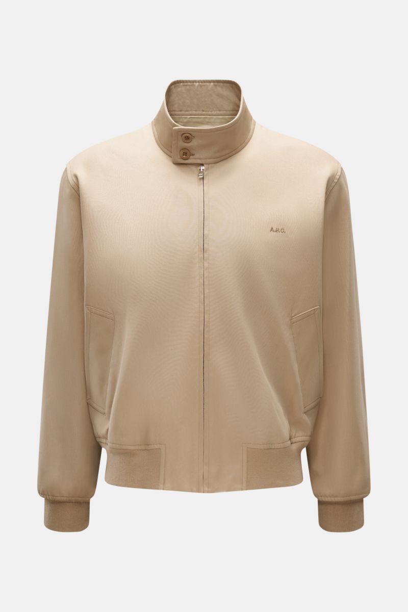 Front view of A.P.C. Blouson beige in pure cotton gabardine with buttoned standing collar, concealed zip, tonal logo stitching, slanted hip pockets, elastic hem and cuffs.

Description: Distinctive, urban and clean: This blouson by A.P.C. plays with cl