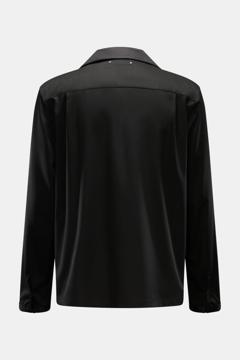 Back view of the Golden Goose Overshirt 'M's Tailored Shirt Paolo W Camp' black in smooth virgin wool twill with satin collar, cuffs, and two metal stars on the back. Uncomplicated, individual, GOLDEN GOOSE: This overshirt in fine virgin wool twill brings