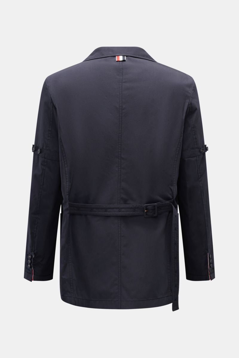 Back view of Thom Browne Jacket navy in pure cotton with adjustable collar, slim fit, waist tab, and four-button placket.

Description: 
Elegant outdoor essential: The THOM BROWNE jacket impresses with the timeless design of a smart-casual jacket, maki