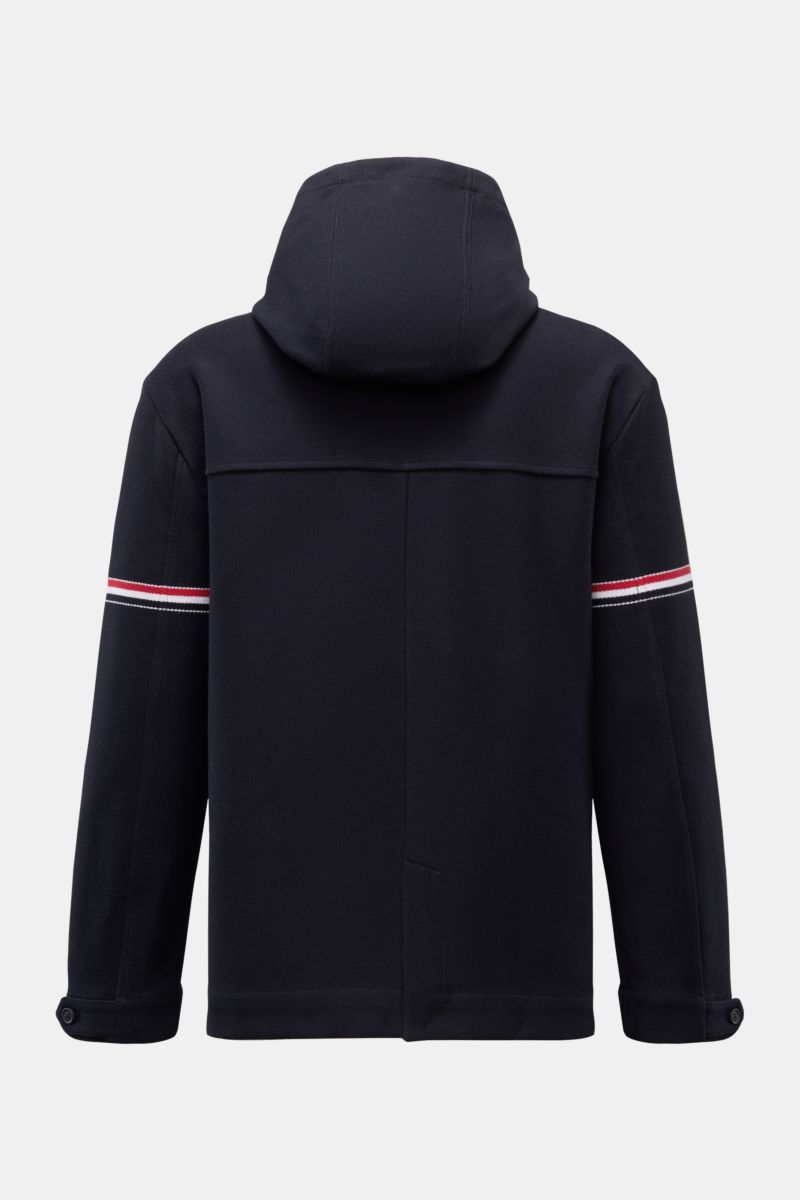 Rückansicht der navy Thom Browne Jacke mit Kapuze, Baumwollmaterial, Labelstreifen am Arm, Knopfärmeln und Regular Fit.