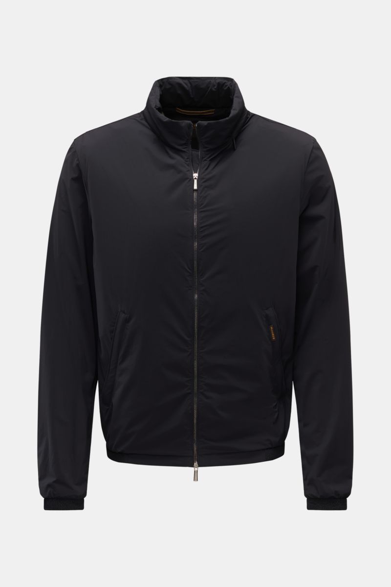 Front view of the Moorer Blouson 'Giove' dark navy, a slim fit, ultralight jacket in high-quality microfiber with functional details. Funktionale Outerwear mit zeitloser Eleganz von MOORER: Bereit für den Frühling sind wir mit dem ultraleichten Blouson 'G