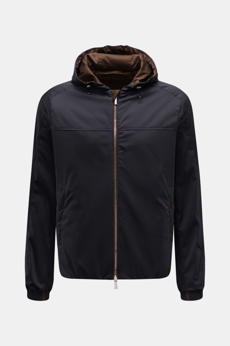 Moorer Blouson 'Albori TJ' navy, frontale Aufnahme, Slim Fit, wasserabweisend aus Microfaser mit Kapuze, Zipper-Taschen, elastischen Bündchen und zwei Innentaschen.