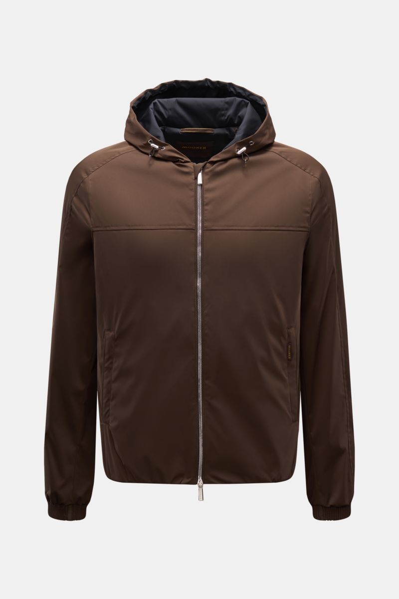 Moorer Blouson 'Albori TJ' dunkelbraun, frontal fotografiert, wasserabweisend, Slim Fit, Kapuze mit Tunnelzug, Zipper- und Innentaschen, elastische Bündchen.