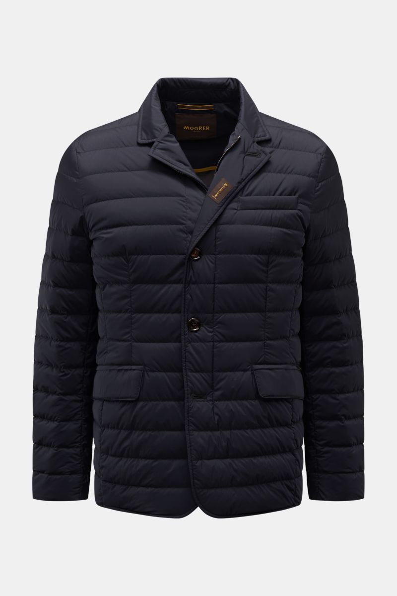 Moorer Daunenjacke 'Zavyer' navy, frontal fotografiert, Slim Fit Steppjacke mit leichter Daunenfüllung, Leder-Kragen, Brust- und Hüfttaschen.