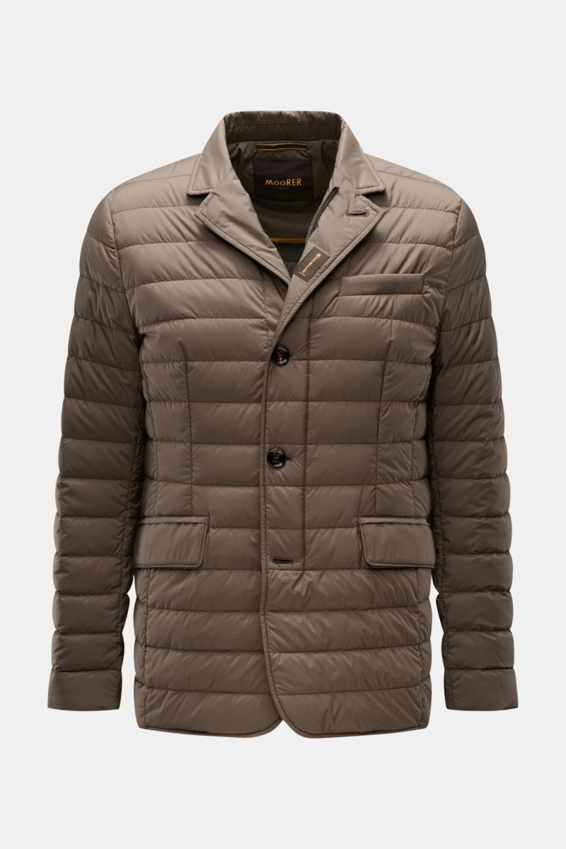 Front view of Moorer Daunenjacke 'Zavyer' graugrün, a slim fit quilted jacket with leather collar detail and buttoned flap pockets.

Description: Stilvoll durch die kühle Jahreszeit wird Sie die edle Steppjacke 'Zavyer' von MOORER begleiten, die dank l