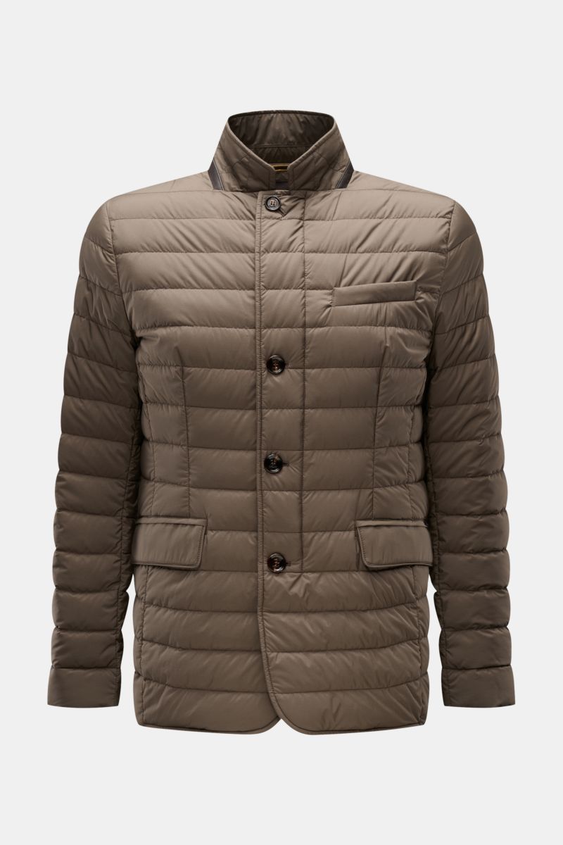 Front view of the Moorer Daunenjacke 'Zavyer' graugrün, a slim fit quilted jacket with leather collar detail, chest and hip flap pockets, two-way zipper, buttoned wind flap, smooth microfiber fabric, and lightweight down filling for transitional seasons, 