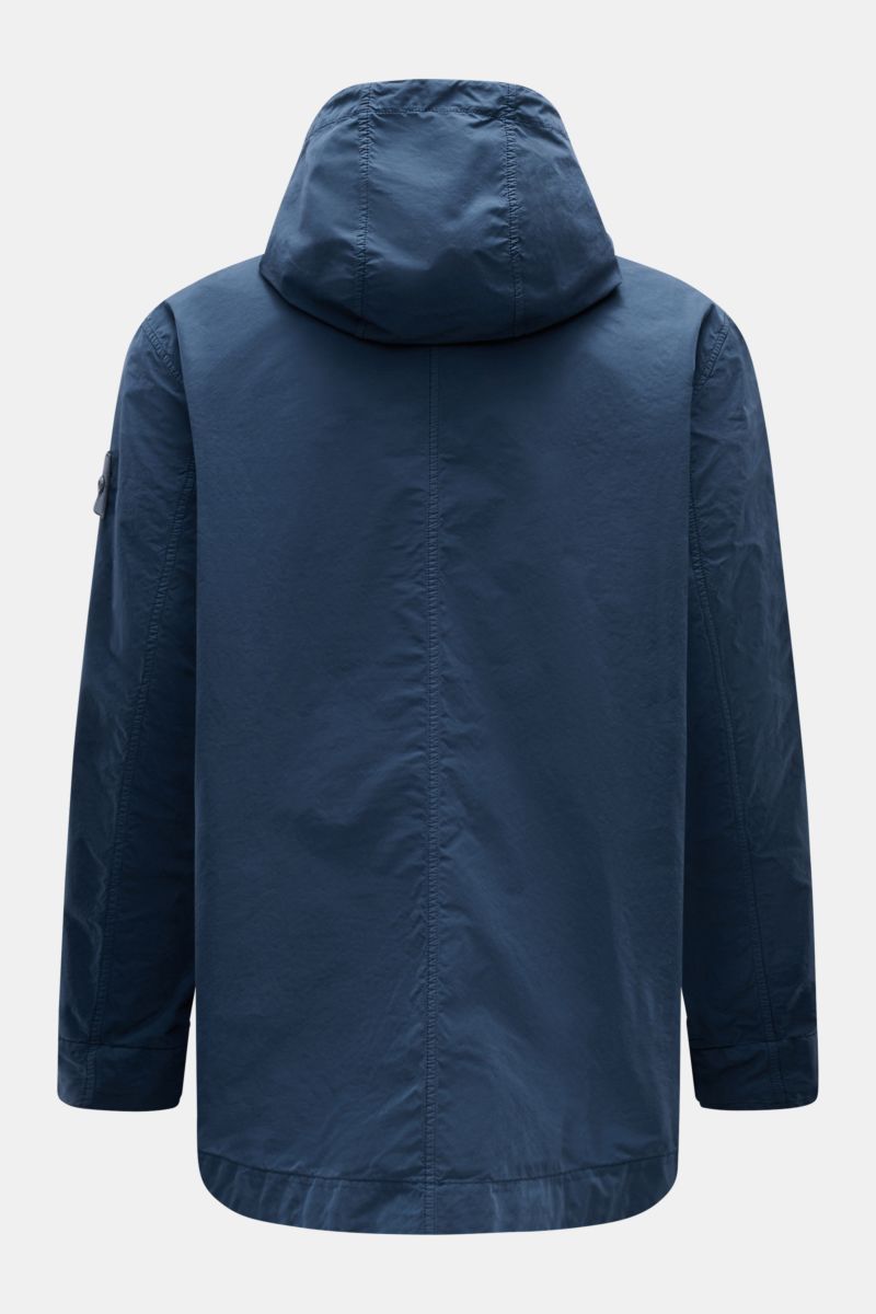 Stone Island Jacke 'Ghost Piece' dunkelblau, Rückansicht, Kapuze, Microfaser, regenabweisend, elastische Ärmelbündchen, Logo-Badge am Oberarm.