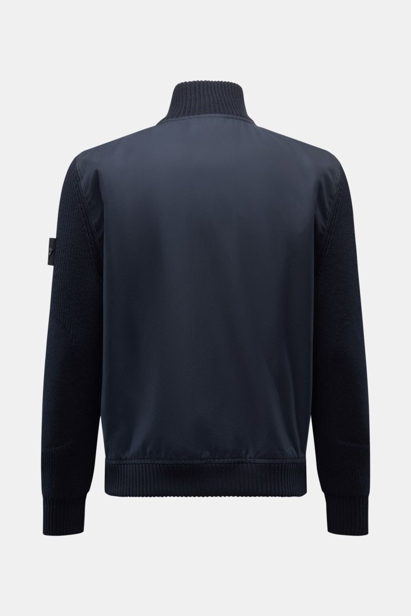 Rückansicht des Stone Island Blouson 'Ghost Piece' navy mit Baumwoll-Corpus, Wollstrickärmeln, Slim Fit, hohem Kragen und tonalem Badge.