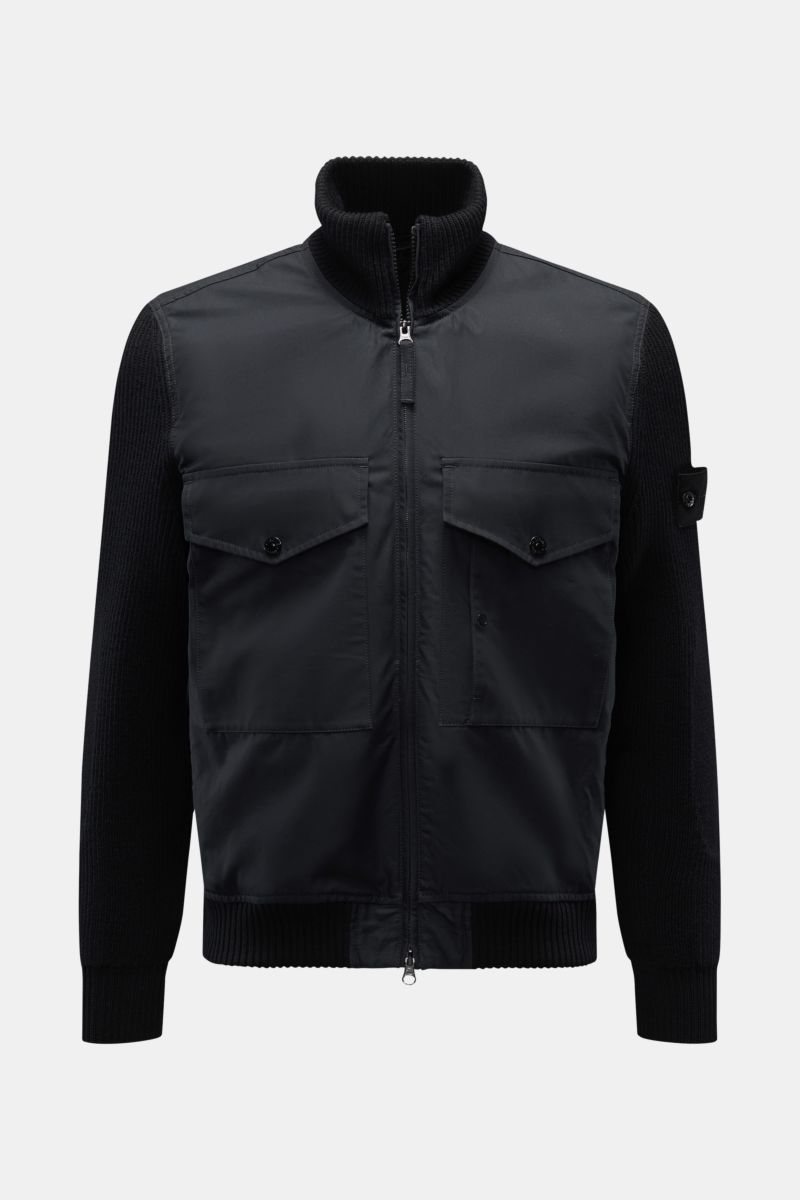 Stone Island Blouson 'Ghost Piece' schwarz, frontal fotografiert, mit Strickärmeln, Baumwolle-Corpus, zwei Fronttaschen, hohem Kragen, Slim Fit, Reißverschluss, tonalem Badge.