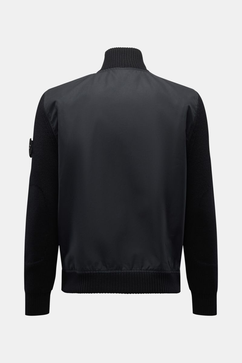 Rückansicht des schwarzen Stone Island Blouson 'Ghost Piece' mit Baumwoll-Corpus, Wollstrickärmeln, hohem Kragen und tonalem Badge.