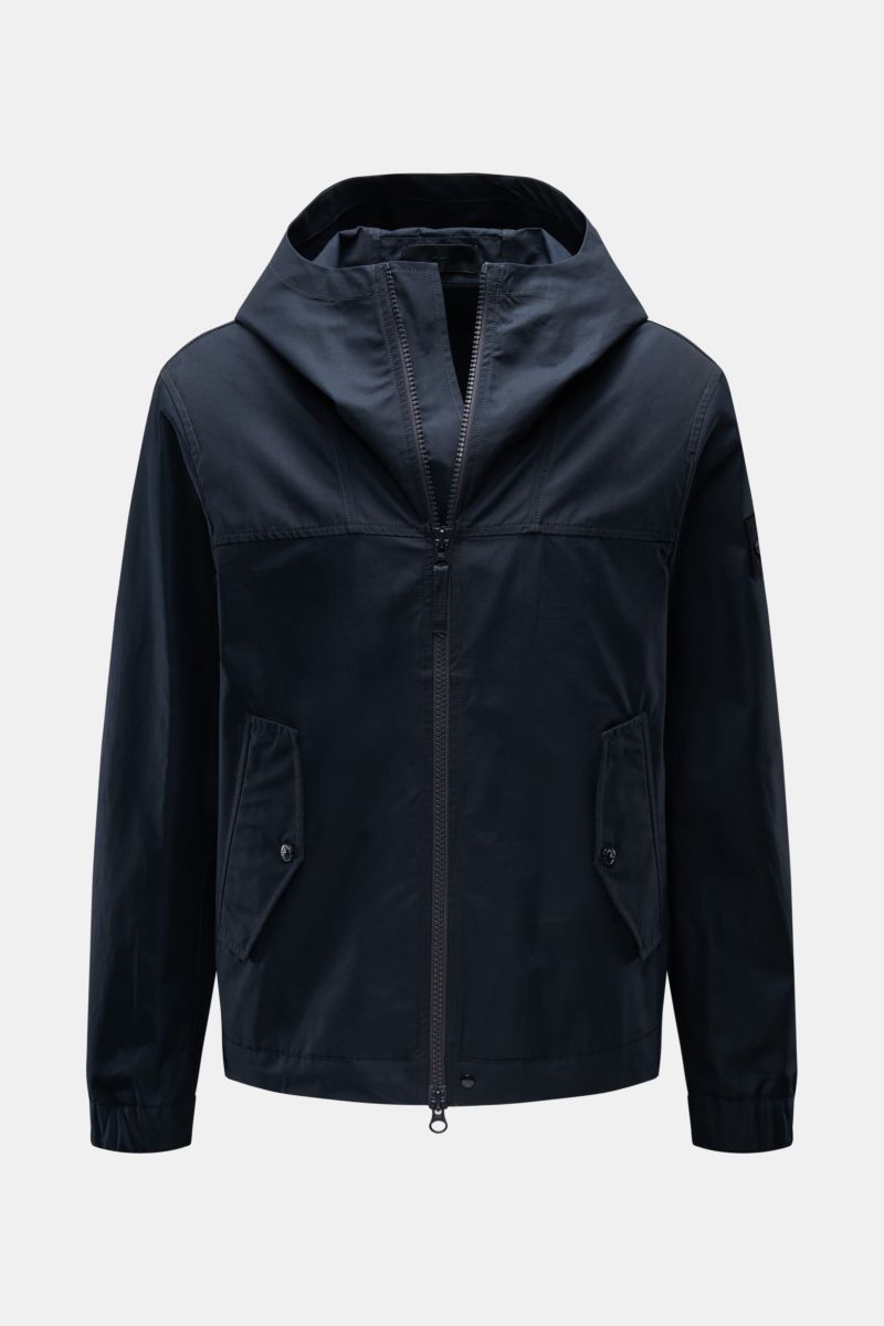 Stone Island Jacke 'All-Weather S.I. Ghost Piece' navy, frontale Ansicht, Baumwollcanvas, wind- und wasserabweisend, Slim Fit, Kapuze, Fronttaschen, Zwei-Wege-Reißverschluss.