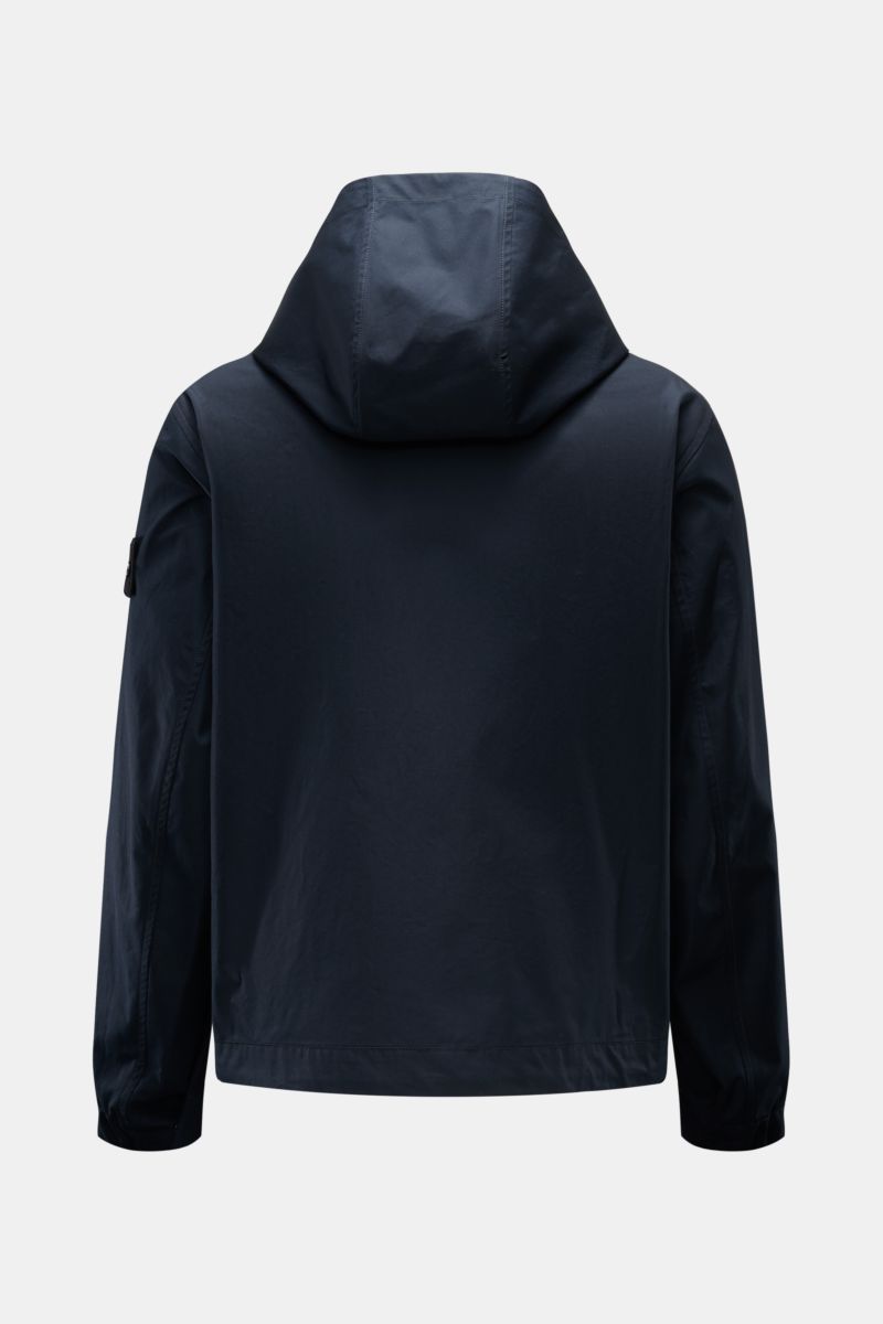 Stone Island Jacke 'All-Weather S.I. Ghost Piece' navy, Rückansicht, Kapuze, Slim Fit, wind- und wasserabweisend, Baumwollcanvas, Fronttaschen, verstellbarer Saum.