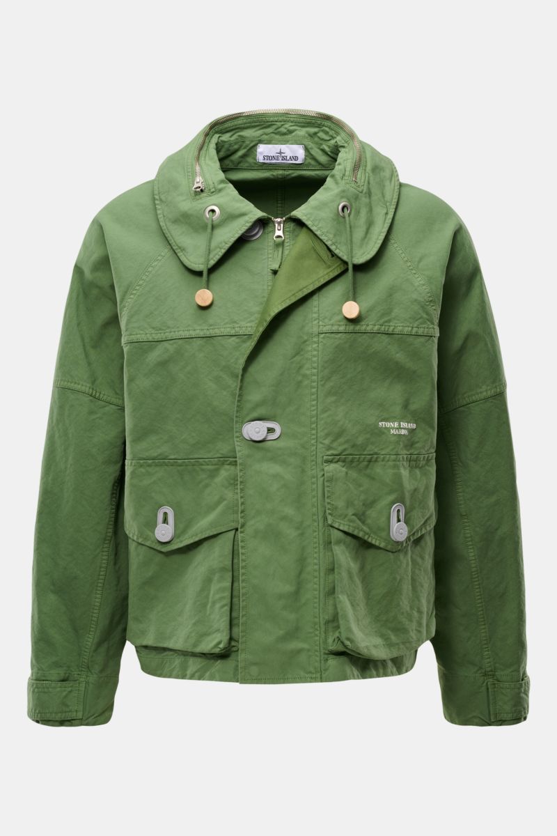 Stone Island Jacke 'Marina' grün, front view, combines cotton and microfiber with water-repellent Panama fabric, regular fit, garment dyed.