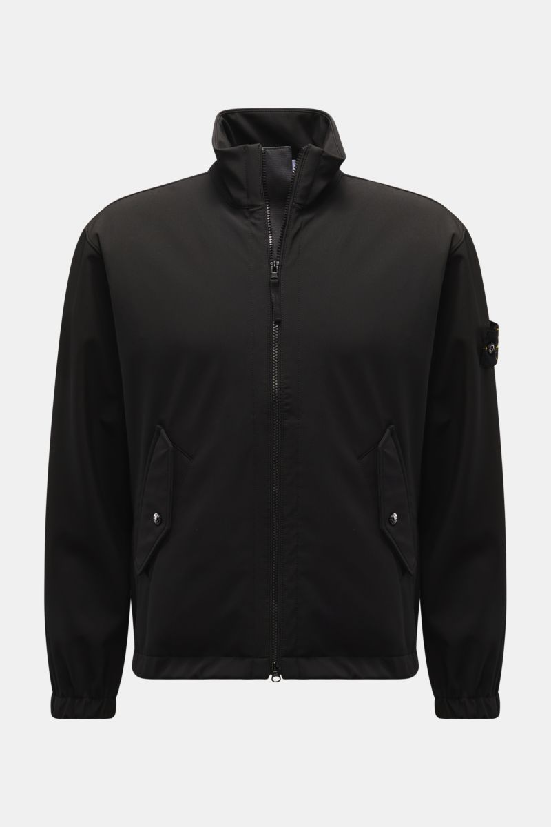 Front view of Stone Island Jacke 'Light Soft Shell-R' schwarz, a slim fit black soft shell jacket with stand-up collar, two-way zipper, flap front pockets, elastic cuffs, compass badge on upper arm, made of high-quality microfiber with smooth touch, wind-