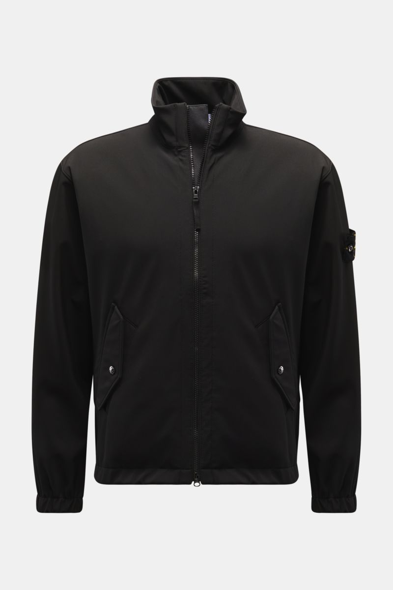 Frontale Ansicht der Stone Island Jacke 'Light Soft Shell-R' schwarz mit Stehkragen, zwei Fronttaschen, elastischen Ärmelbündchen und Kompass-Badge, wind- und wasserabweisend, Slim Fit aus hochwertiger Microfaser mit geschmeidigem Futterstoff.