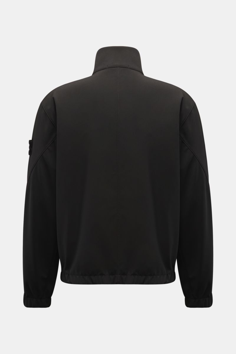Rückansicht der Stone Island Jacke 'Light Soft Shell-R' schwarz mit Stehkragen, elastischen Bündchen, Kompass-Badge, wind- und wasserabweisendem Softshell-Material.