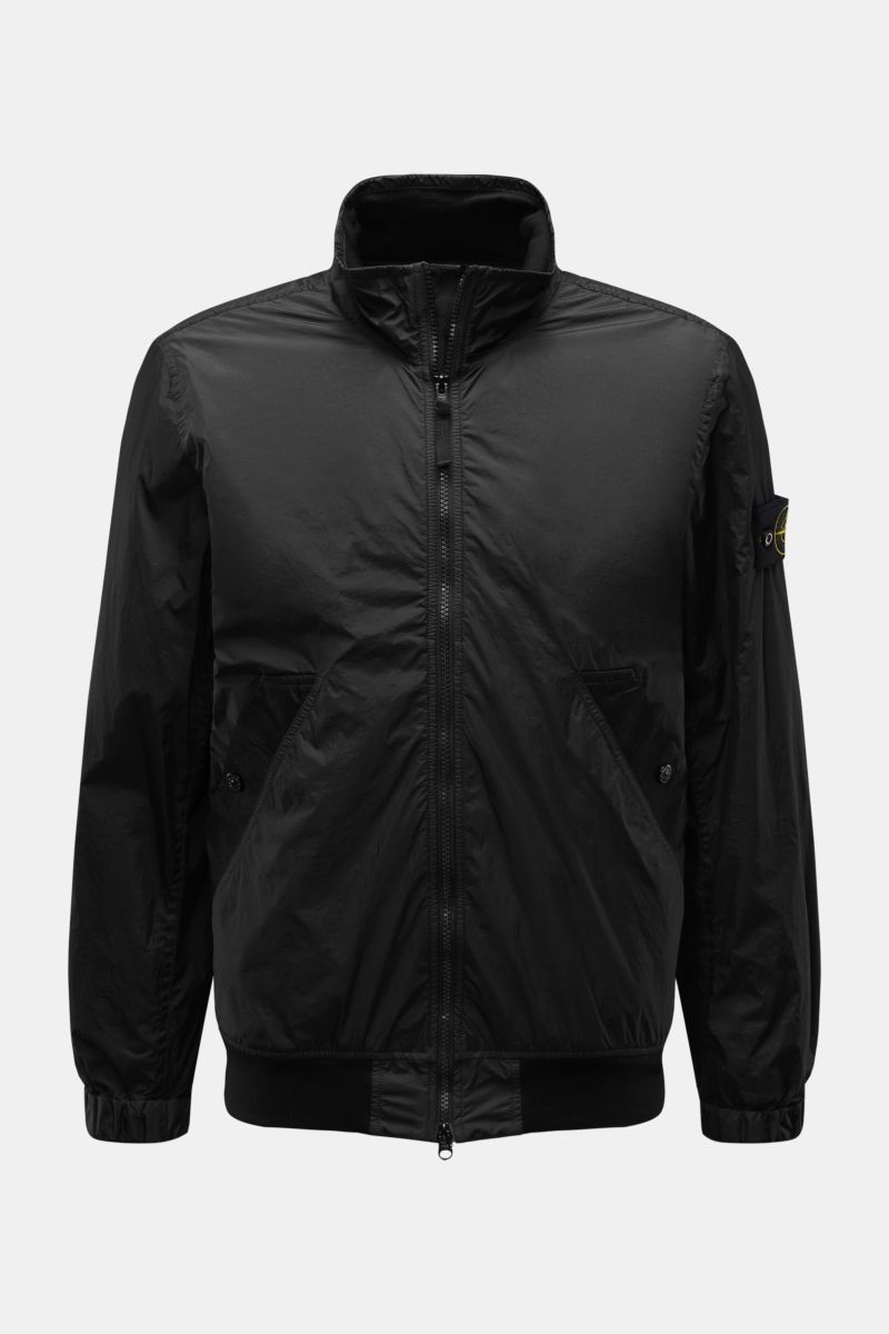 Stone Island Blouson 'Garment Dyed Crinkle Reps NY' schwarz, frontale Nahaufnahme, wind- und wasserabweisend, Slim Fit, Kompass-Badge am Ärmel.