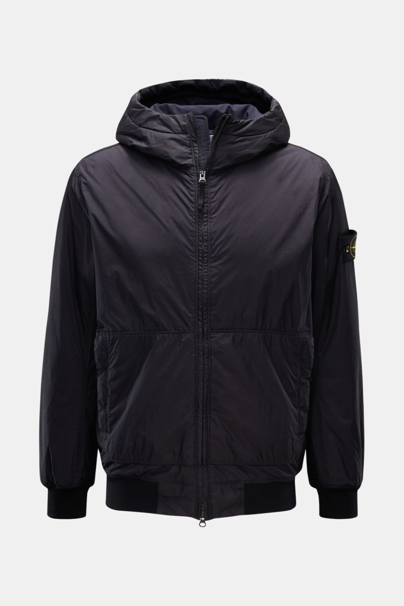 Front view of Stone Island Jacke 'Garment Dyed Crinkle Reps NY' dark navy, a lightweight, wind- and water-resistant hooded jacket with slim fit, padded hood, elastic cuffs, zipper pockets, and signature compass badge on the upper arm. Funktion trifft Styl