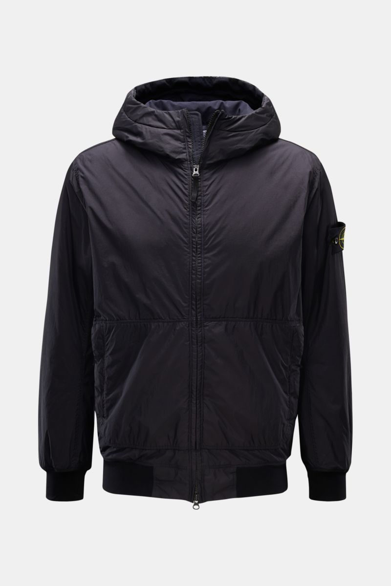 Stone Island Jacke 'Garment Dyed Crinkle Reps NY' dark navy, frontal mit Kapuze, leicht, wind- und wasserabweisend, Slim Fit.