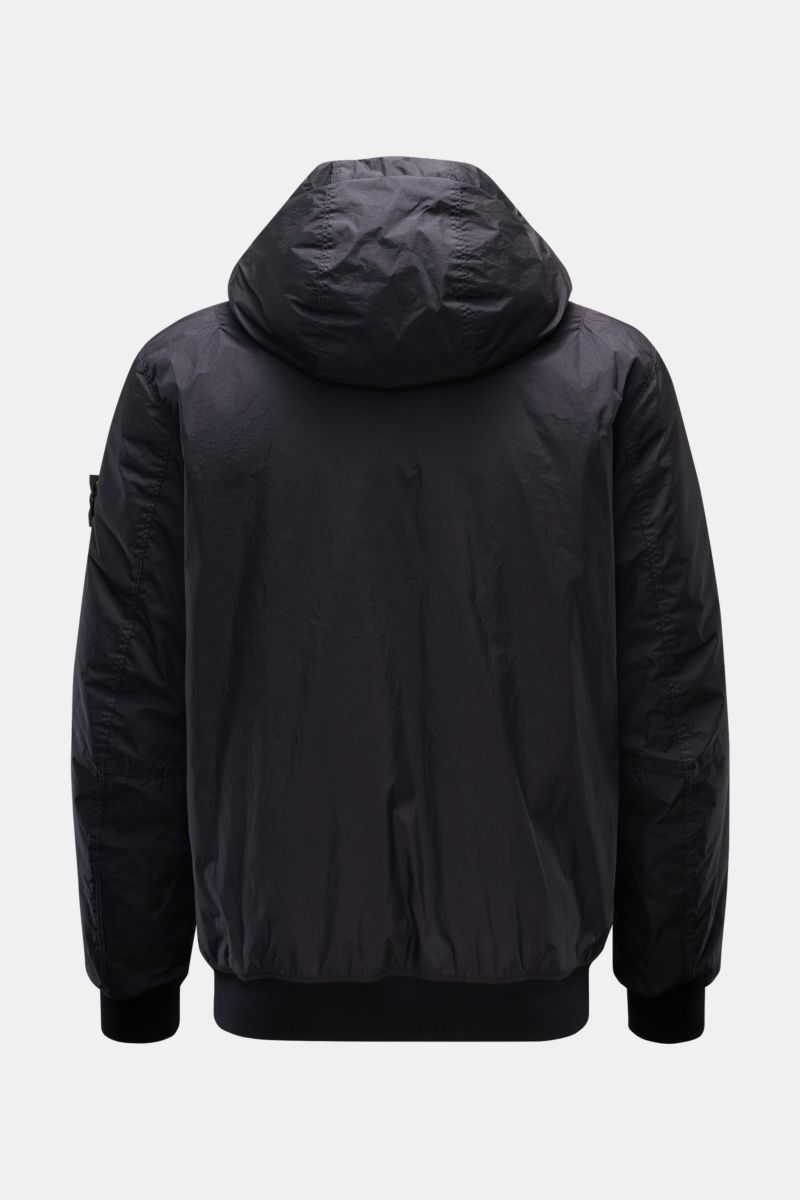 Stone Island Jacke 'Garment Dyed Crinkle Reps NY' dark navy, Rückansicht, leichte Microfaser mit Knittereffekt, wattierte Kapuze, Slim Fit, wind- und wasserabweisend.