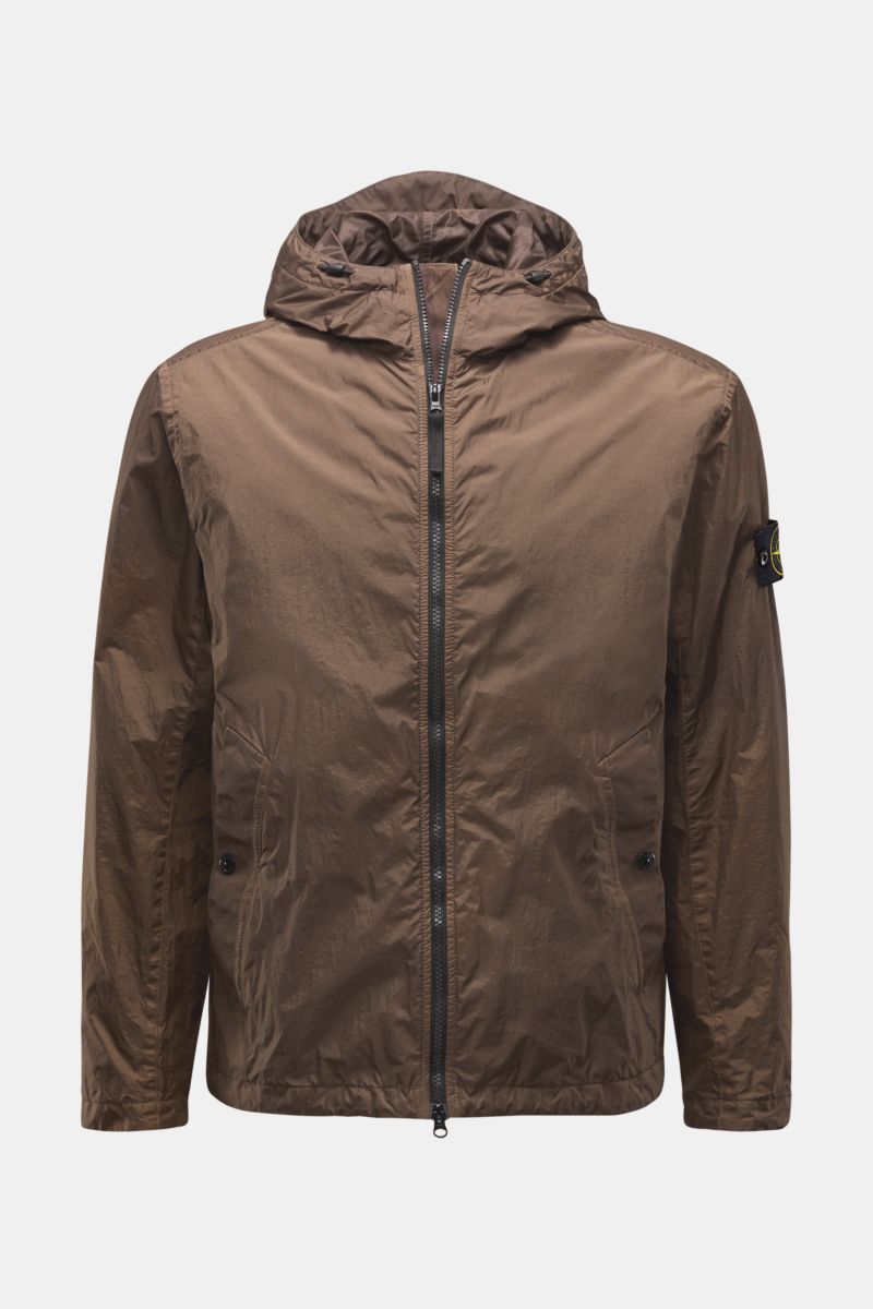 Front view of Stone Island Jacket 'Garment Dyed Crinkle Reps NY' brown, a slim fit, water repellent, wind-blocking technical microfiber jacket with hood and compass badge.

Description: With the jacket 'Garment Dyed Crinkle Reps NY', STONE ISLAND prese