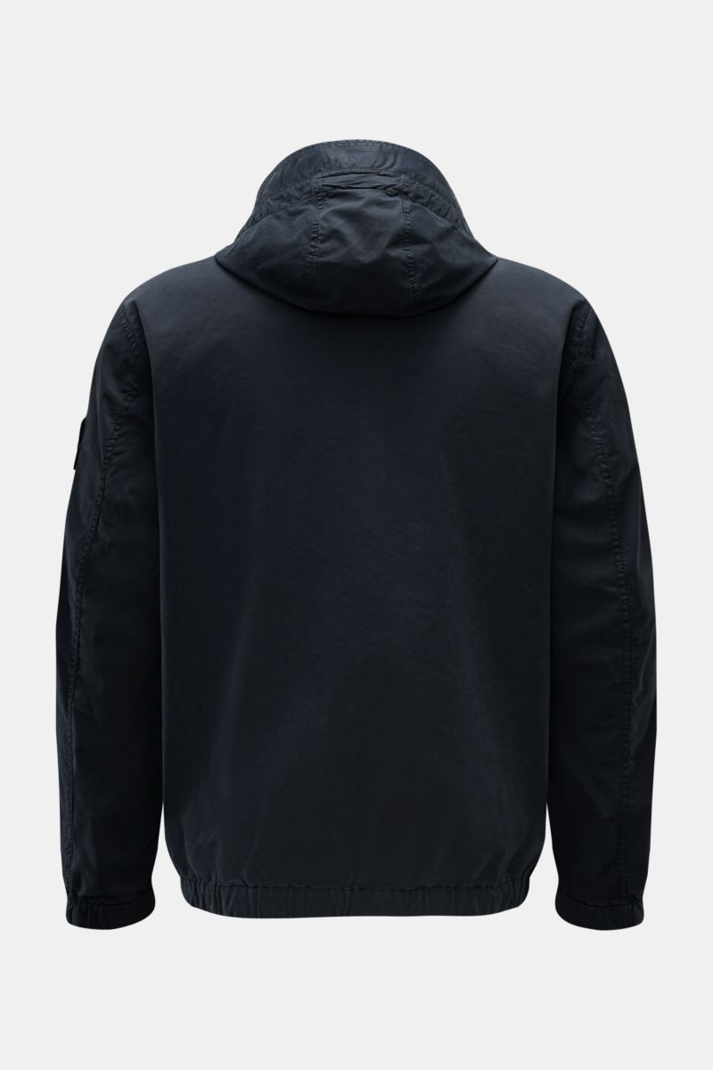 Back view of Stone Island Blouson 'Stretch Cotton Twill-TC' navy, slim fit with elastic cuffs and hem, hood with drawstring, in soft, elastic cotton.

Supplementary description:  
Sportives Frühlings-Essential: Mit seinem leichten Baumwollmaterial wird de