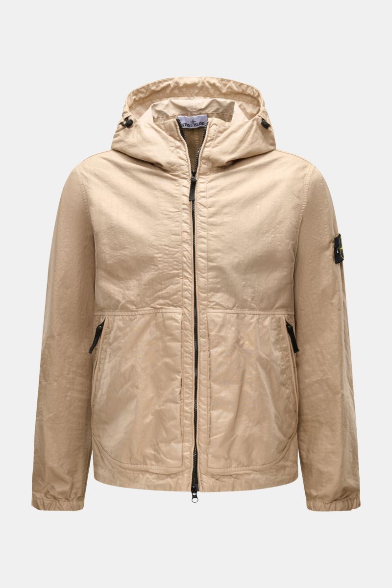 Front view of Stone Island Jacke 'Organic-Look Nylon Panama-TC' beige, a slim fit, water-repellent microfiber canvas jacket with hood and zippered pockets.

Description: Mit der Jacke 'Organic-Look Nylon Panama-TC' präsentiert STONE ISLAND ein modernes