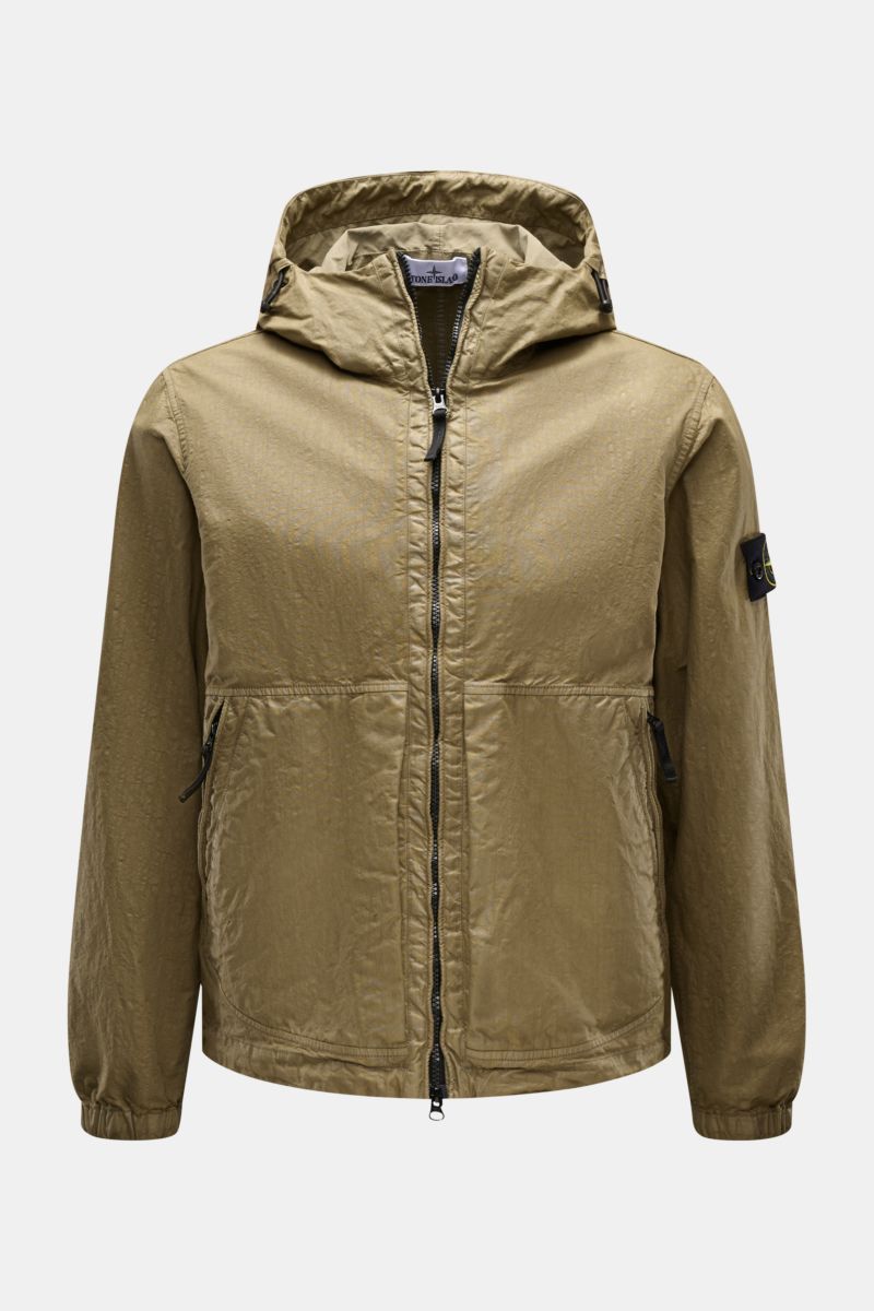 Stone Island Jacke 'Organic-Look Nylon Panama-TC' oliv, frontale Nahaufnahme, Slim Fit, wasserabweisend, Kapuze, Kompass-Badge, Zipper-Taschen.