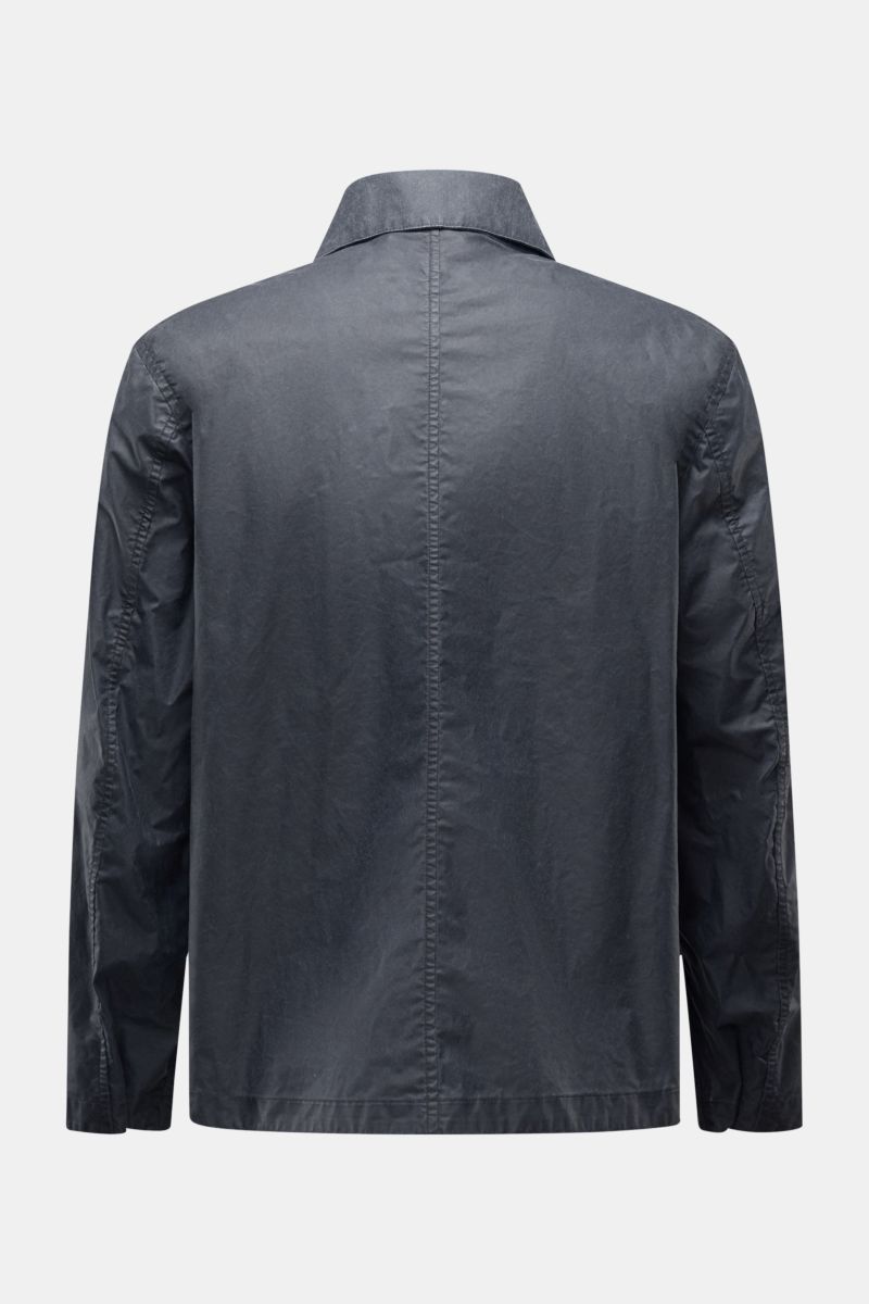 Stone Island Waxed jacket 'Waxed Pigment Cotton Tela' navy shown from the back, made of cotton-polyester canvas with waxed, water-repellent surface.

The waxed jacket 'Waxed Pigment Cotton Tela' by STONE ISLAND features the expected level of innovation