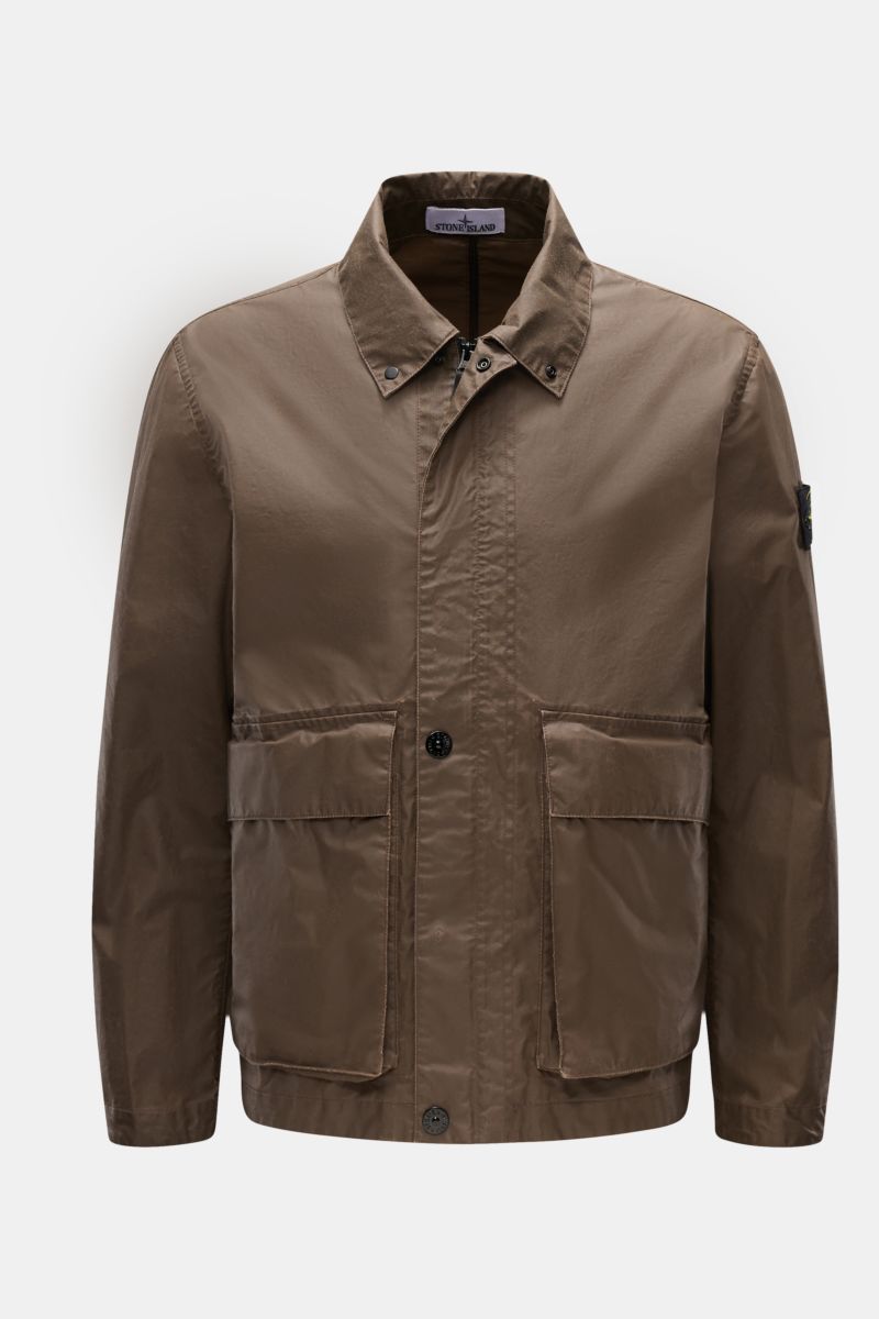 Stone Island Wachsjacke 'Waxed Pigment Cotton Tela' khaki, frontale Ansicht, wasserabweisend, Regular Fit, mit Kragen, Taschen, Kompass-Badge.