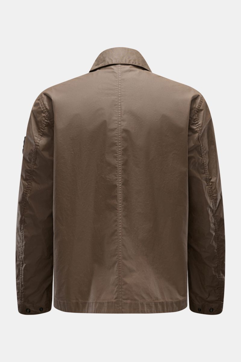 Stone Island Wachsjacke 'Waxed Pigment Cotton Tela' khaki, Rückansicht, robust, gewachster Baumwoll-Polyester-Mix, wasserabweisend, Regular Fit, variabler Kragen, Kompass-Badge am Ärmel.