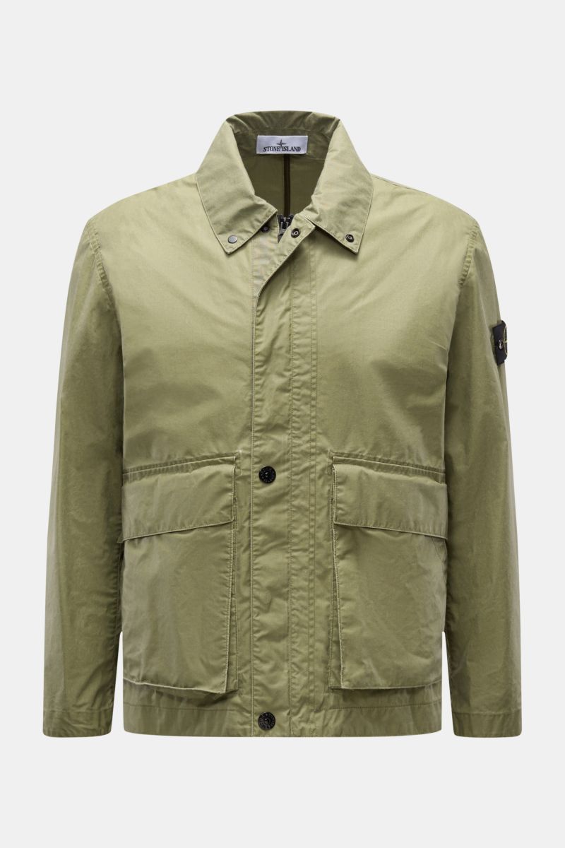 Stone Island Wachsjacke 'Waxed Pigment Cotton Tela' oliv shown from front, olive green waxed cotton-polyester blend with water-repellent finish, regular fit, variable collar with snap buttons, robust two-way zipper with snap button wind flap, front flap p