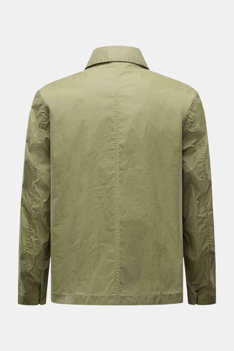 Back view of the Stone Island Wachsjacke 'Waxed Pigment Cotton Tela' oliv, a waxed cotton-polyester canvas jacket with a regular fit and collar.

Innovativ wie gewohnt und prädestiniert für unbeständiges Wetter ist die Wachsjacke 'Waxed Pigment Cotton 