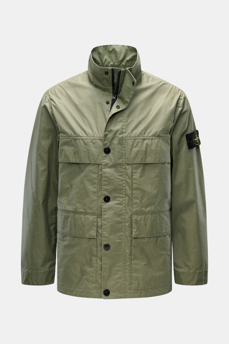 Stone Island Wachsjacke 'Waxed Pigment Cotton Tela' oliv, frontale Ansicht, wasserabweisend, gewachst, Slim Fit, mit Brust- und Hüfttaschen, hoch schließendem Kragen.