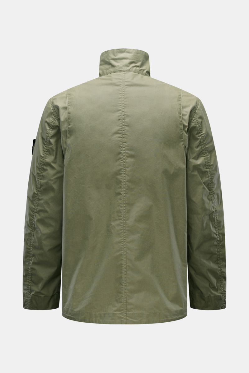 Alt-Tag (124 Zeichen): Rückansicht der olivfarbenen Stone Island Wachsjacke 'Waxed Pigment Cotton Tela' mit gewachster Baumwolle und Slim Fit.