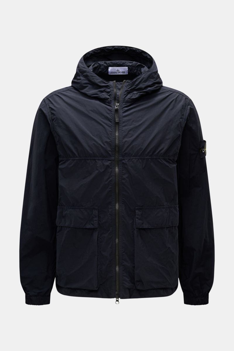 Stone Island Jacke 'Nylon Smerigliato-TC' navy, frontal fotografiert, wasserabweisend, mit Kapuze, Zwei-Wege-Reißverschluss, aufgesetzten Taschen, Kompass-Badge, Slim Fit, leichte Microfaser, mattierte Oberfläche.
