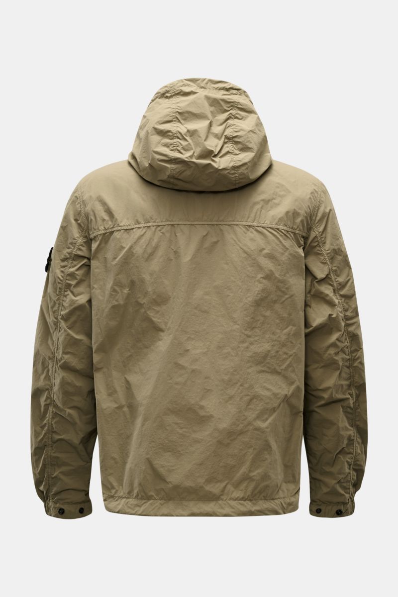 Rear view of Stone Island Jacke 'Nylon Smerigliato-TC' oliv, lightweight, water-repellent microfiber jacket with hood, elastic cuffs, and iconic compass badge. 

Bereit für urbane Abenteuer: Die stückgefärbte Jacke 'Nylon Smerigliato-TC' von STONE ISLA