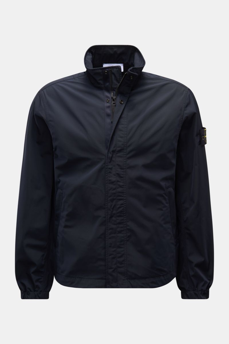 Stone Island Jacke 'Micro Twill' dark navy, frontale Aufnahme, Slim Fit, wasserabweisend, hoher Stehkragen, Kompass-Badge am Arm, Reißverschluss, elastische Bündchen.