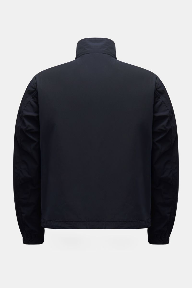 Stone Island Jacke 'Micro Twill' dark navy, Rückansicht, Slim Fit, wasserabweisend, hoher Stehkragen, elastische Bündchen, Zwei-Wege-Reißverschluss, Kompass-Badge am Arm.