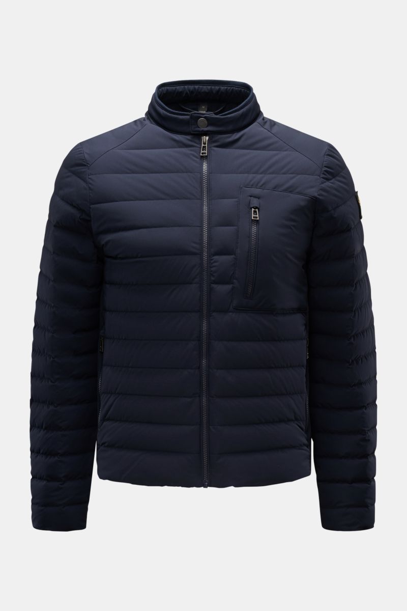 Belstaff Daunenjacke 'Chassis' navy, frontal fotografiert, leichte, wasserabweisende Microfaser mit Slim Fit, Stehkragen, Reißverschlusstaschen, Daunenfüllung.